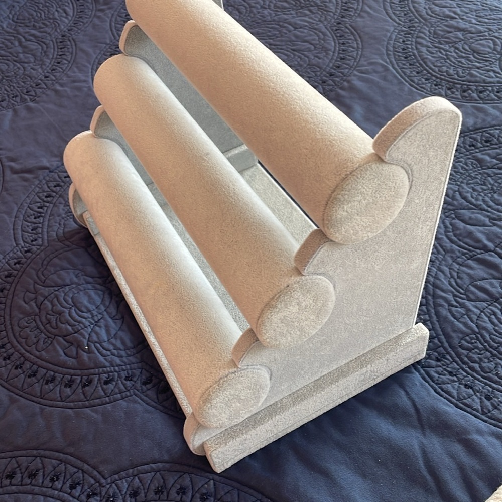 Elegant Jewelry Display Stand - Picture 2 of 4